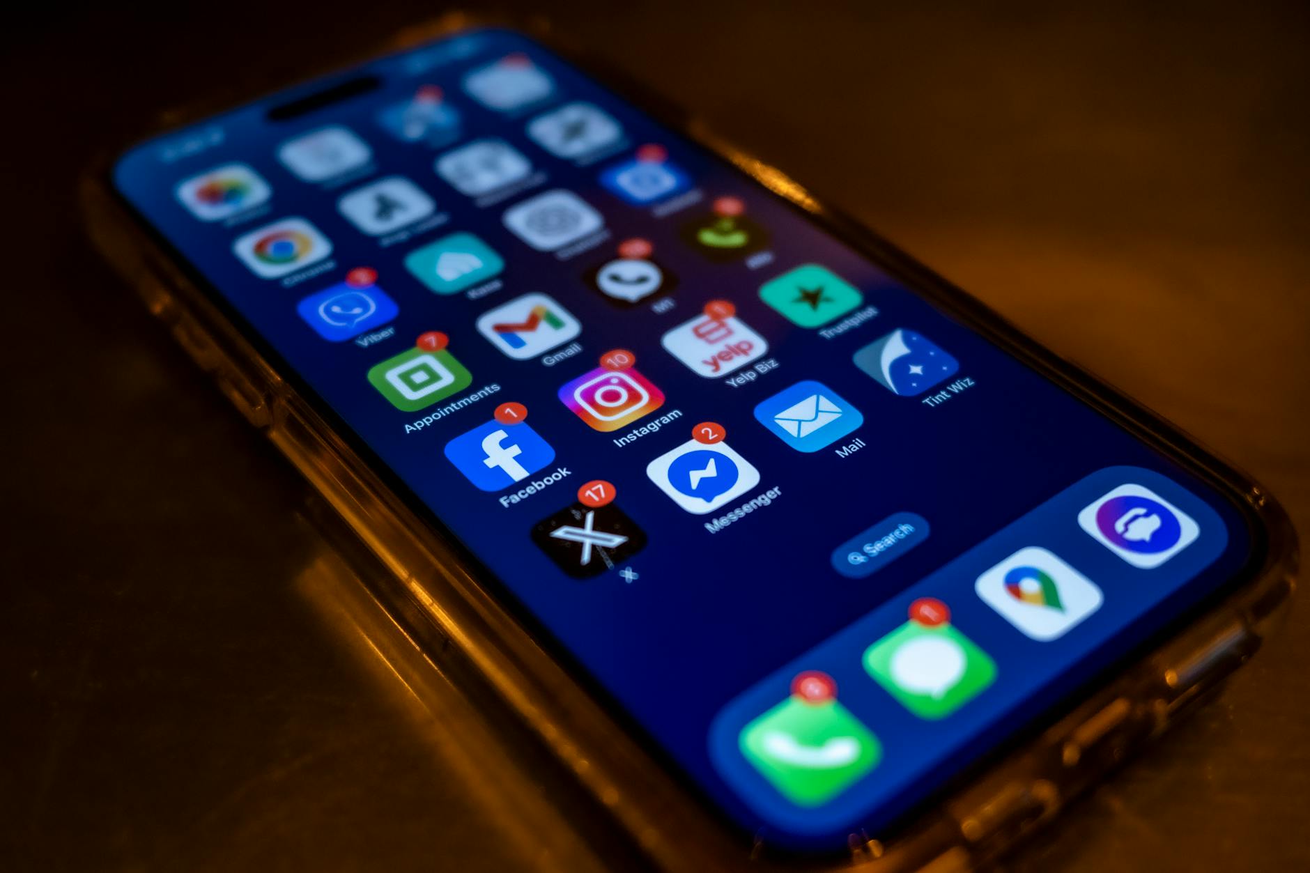 WPS移动端在不同设备上的界面展示，体现WPS下载后的跨屏协作能力